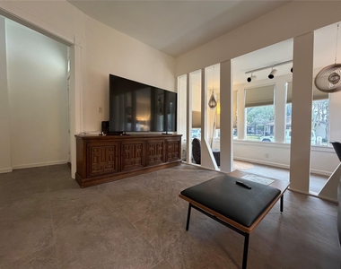 318 Hyde Park Boulevard - Photo Thumbnail 10