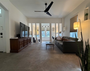 318 Hyde Park Boulevard - Photo Thumbnail 15