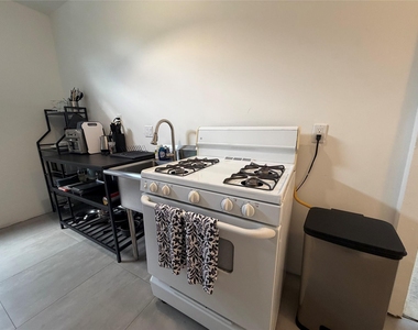 318 Hyde Park Boulevard - Photo Thumbnail 23