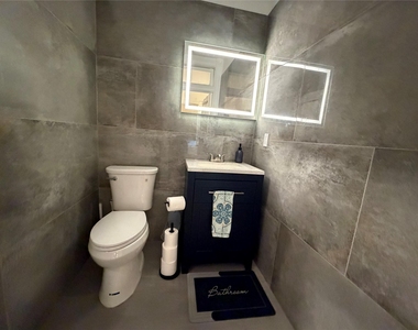 318 Hyde Park Boulevard - Photo Thumbnail 20