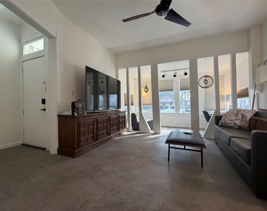 318 Hyde Park Boulevard - Photo Thumbnail 2