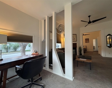 318 Hyde Park Boulevard - Photo Thumbnail 7
