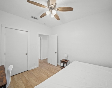701 28th Street - Photo Thumbnail 7