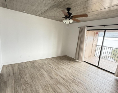 1540 Riverside Drive - Photo Thumbnail 6