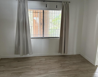 1540 Riverside Drive - Photo Thumbnail 16
