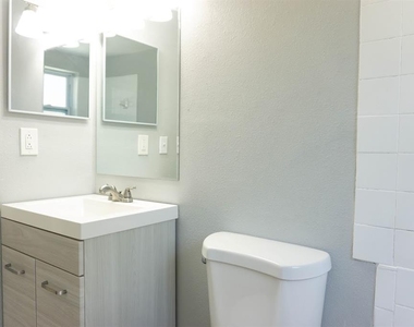907 34th Avenue W - Photo Thumbnail 5
