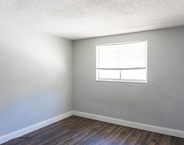 907 34th Avenue W - Photo Thumbnail 4