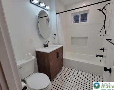 746 Linden Street - Photo Thumbnail 5