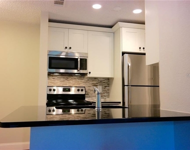 224 Afton Square - Photo Thumbnail 4