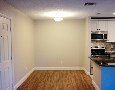 224 Afton Square - Photo Thumbnail 5