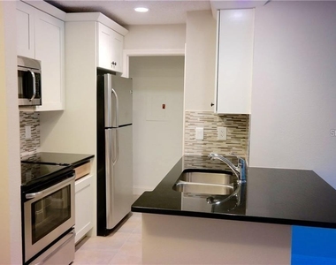 224 Afton Square - Photo Thumbnail 2