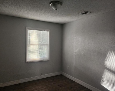1105 Old South Drive - Photo Thumbnail 3