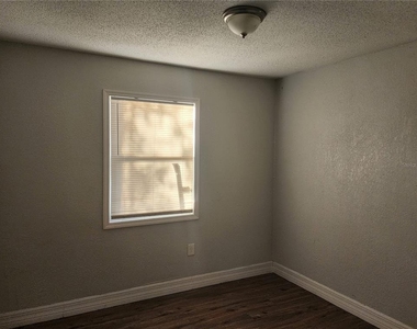 1105 Old South Drive - Photo Thumbnail 2