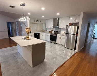 32 Westlawn Place - Photo Thumbnail 2