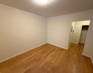 East 82nd Street - Photo Thumbnail 3
