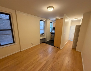 East 82nd Street - Photo Thumbnail 2