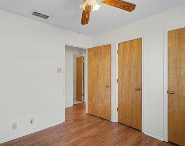 1507 Lindsey Lane - Photo Thumbnail 15