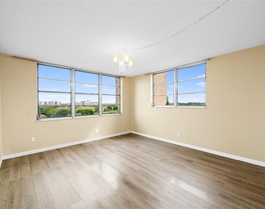 3300 W Rolling Hills Circle - Photo Thumbnail 8