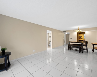 3300 W Rolling Hills Circle - Photo Thumbnail 6