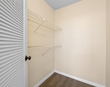 3300 W Rolling Hills Circle - Photo Thumbnail 10