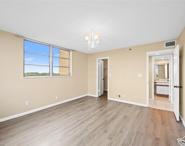 3300 W Rolling Hills Circle - Photo Thumbnail 13