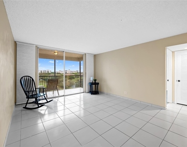 3300 W Rolling Hills Circle - Photo Thumbnail 4
