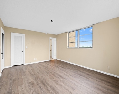 3300 W Rolling Hills Circle - Photo Thumbnail 11