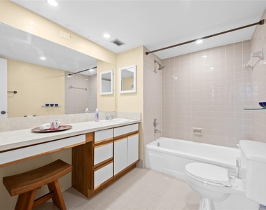 3300 W Rolling Hills Circle - Photo Thumbnail 12