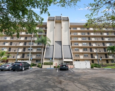 3300 W Rolling Hills Circle - Photo Thumbnail 2