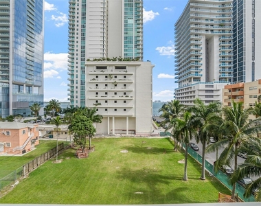 471 Ne 25th Street - Photo Thumbnail 2
