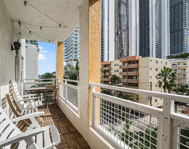 471 Ne 25th Street - Photo Thumbnail 5