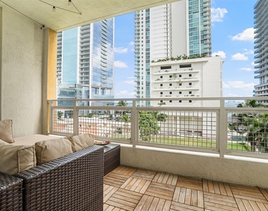 471 Ne 25th Street - Photo Thumbnail 4