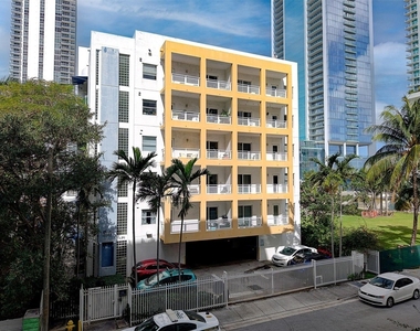 471 Ne 25th Street - Photo Thumbnail 3