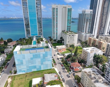471 Ne 25th Street - Photo Thumbnail 1
