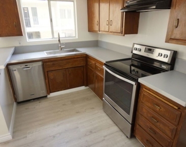1418 S Bentley Avenue - Photo Thumbnail 32