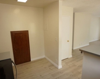 1418 S Bentley Avenue - Photo Thumbnail 5
