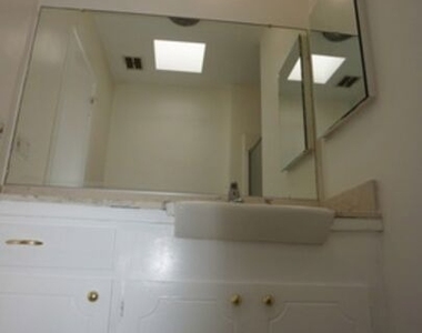 1418 S Bentley Avenue - Photo Thumbnail 20