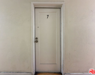 504 S Rampart Boulevard - Photo Thumbnail 3