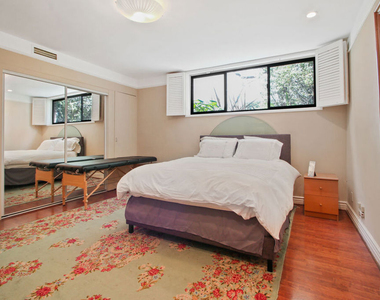 9303 Burton Way - Photo Thumbnail 18