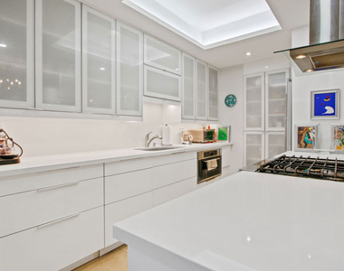 9303 Burton Way - Photo Thumbnail 1