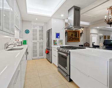 9303 Burton Way - Photo Thumbnail 2