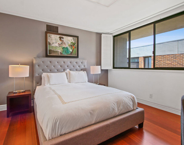 9303 Burton Way - Photo Thumbnail 14