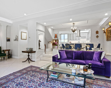 9303 Burton Way - Photo Thumbnail 8