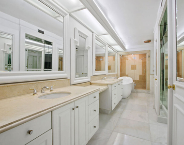 9303 Burton Way - Photo Thumbnail 12