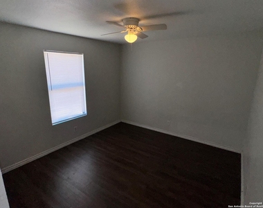 830 W Hutchins Pl - Photo Thumbnail 5