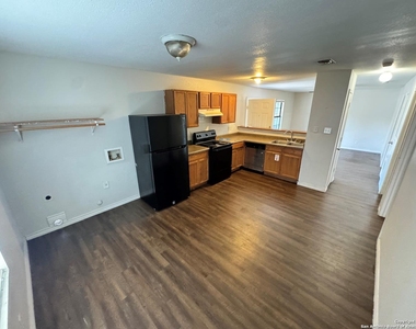 830 W Hutchins Pl - Photo Thumbnail 3