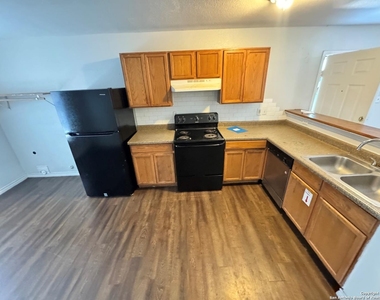 830 W Hutchins Pl - Photo Thumbnail 2