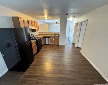 830 W Hutchins Pl - Photo Thumbnail 4