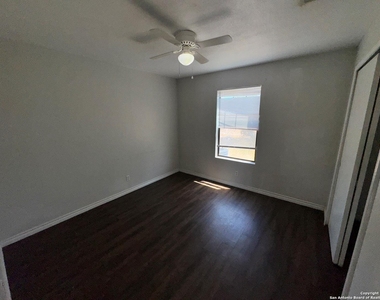 830 W Hutchins Pl - Photo Thumbnail 10