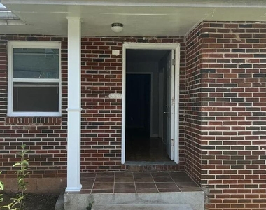 305 W Oak Street - Photo Thumbnail 1